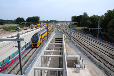 816333 Gezicht op de werkzaamheden in het kader van het Randstadspoor bij het spoorknooppunt Lunetten te Utrecht, vanaf ...
